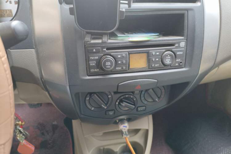 Used Nissan Livina 2010 Jingyue Edition 1.6L Manual All-Around Model Audio And AC Panel