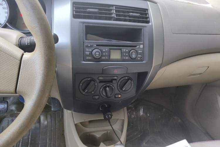 Used Nissan Livina 2010 Jingyue Edition 1.6L Manual All-Around Model Audio And AC Panel