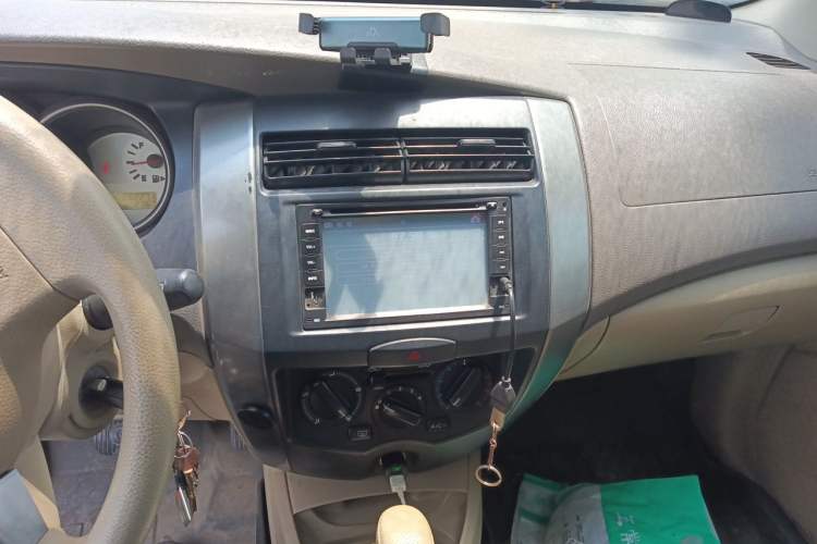 Used Nissan Livina 2010 Jingyue Edition 1.6L Automatic XuanNeng Model Audio And AC Panel