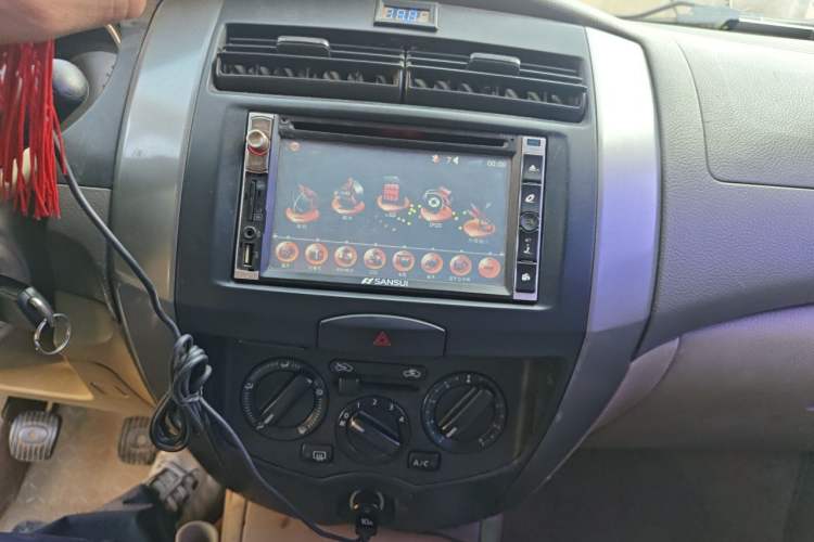 Used Nissan Livina 2010 Jingyue Edition 1.6L Manual All-Around Model Audio And AC Panel