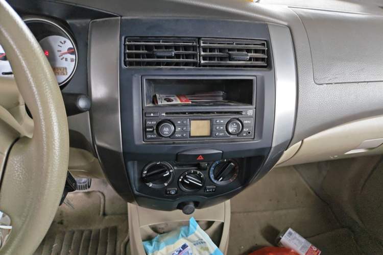 Used Nissan Livina 2010 Jingyue Edition 1.6L Manual All-Around Model Audio And AC Panel