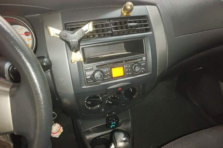 Used Nissan Livina 2010 JINRUI Edition 1.6L Automatic Standard Model Audio And AC Panel