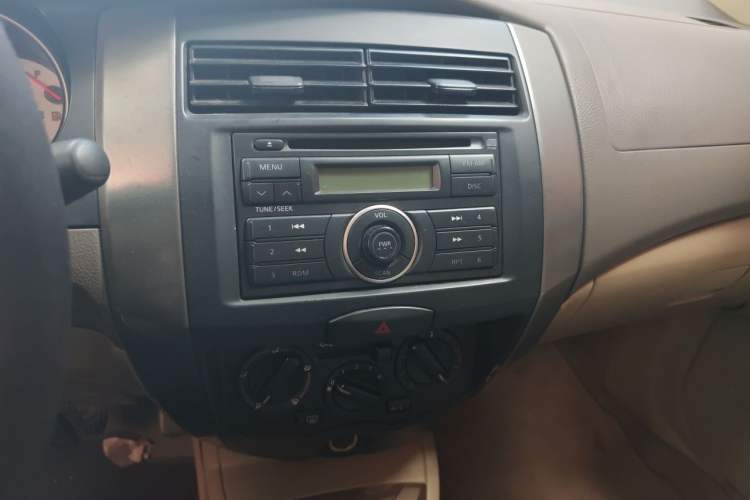 Used Nissan Livina 2010 Jingyue Edition 1.6L Manual All-Around Model Audio And AC Panel