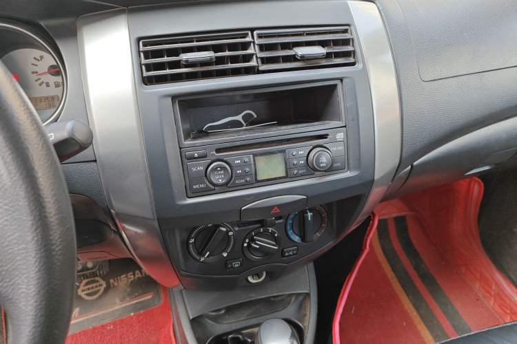 Used Nissan Livina 2010 JINRUI Edition 1.6L Automatic Standard Model Audio And AC Panel