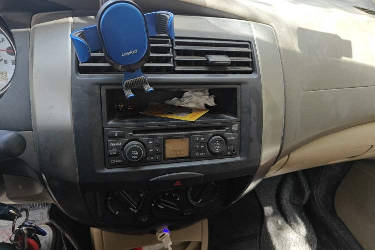 Used Nissan Livina 2010 Jingyue Edition 1.6L Manual All-Around Model Audio And AC Panel
