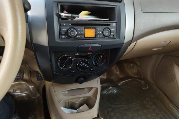 Used Nissan Livina 2010 Jingyue Edition 1.6L Manual All-Around Model Audio And AC Panel