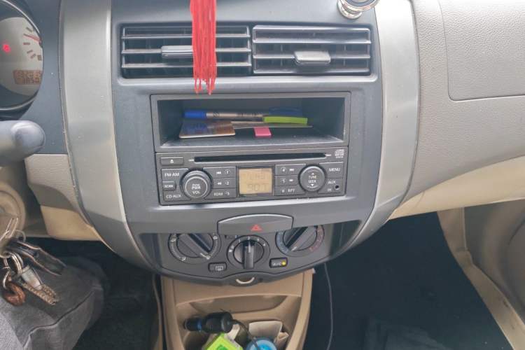 Used Nissan Livina 2010 Jingyue Edition 1.6L Manual All-Around Model Audio And AC Panel