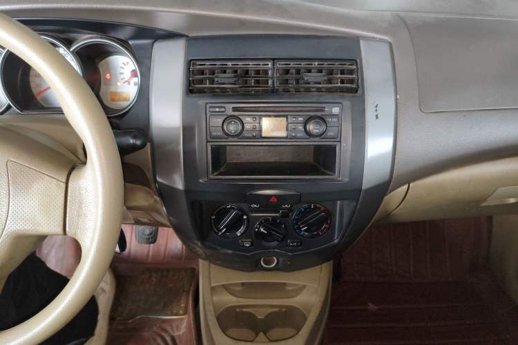 Used Nissan Livina 2010 Jingyue Edition 1.6L Manual All-Around Model Audio And AC Panel