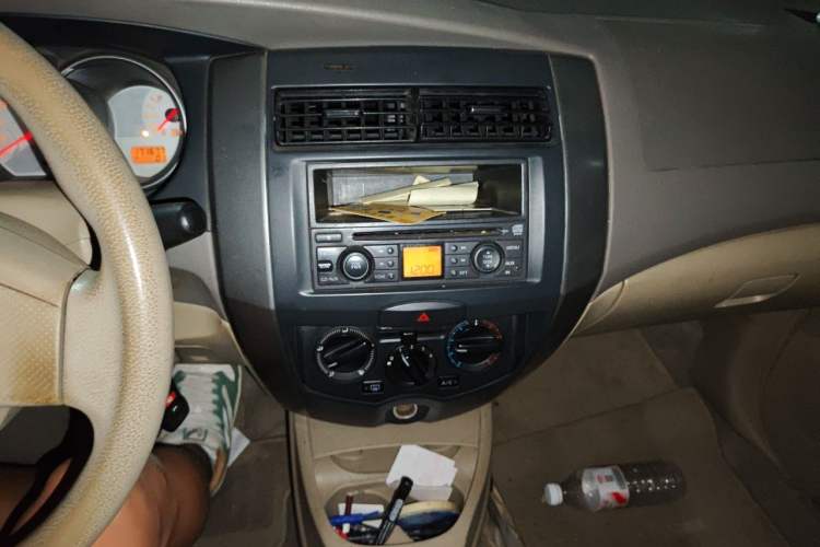 Used Nissan Livina 2010 Jingyue Edition 1.6L Manual All-Around Model Audio And AC Panel