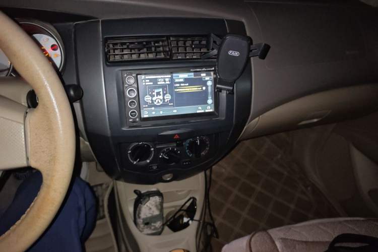 Used Nissan Livina 2010 Jingyue Edition 1.6L Manual All-Around Model Audio And AC Panel