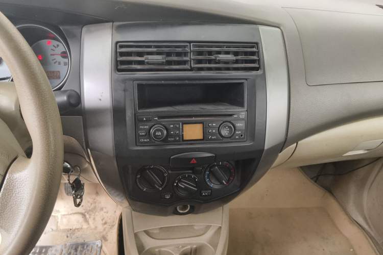 Used Nissan Livina 2010 Jingyue Edition 1.6L Manual All-Around Model Audio And AC Panel