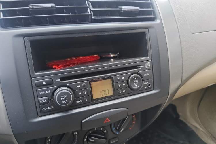 Used Nissan Livina 2010 Jingyue Edition 1.6L Automatic All-in-One Model Audio And AC Panel