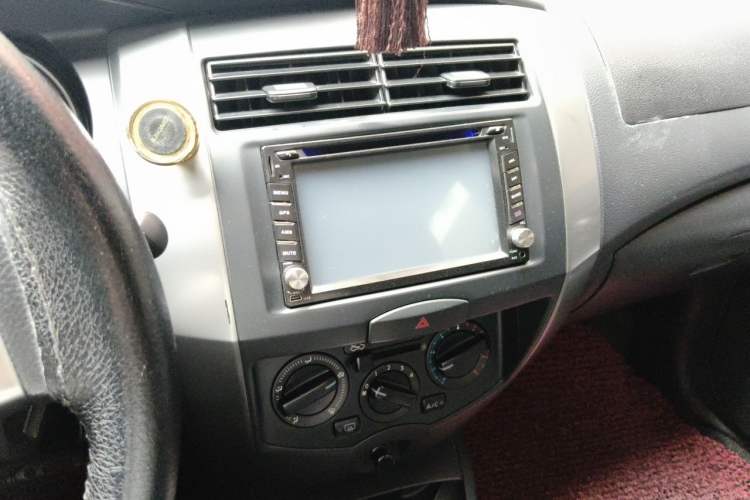 Used Nissan Livina 2010 Jingrui Edition 1.6L Automatic Smart Model Audio And AC Panel