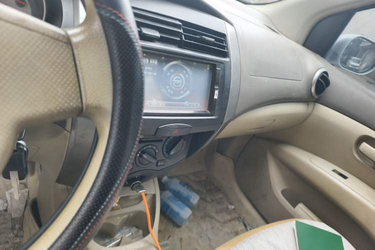 Used Nissan Livina 2010 Jingyue Edition 1.6L Manual All-Around Model Audio And AC Panel