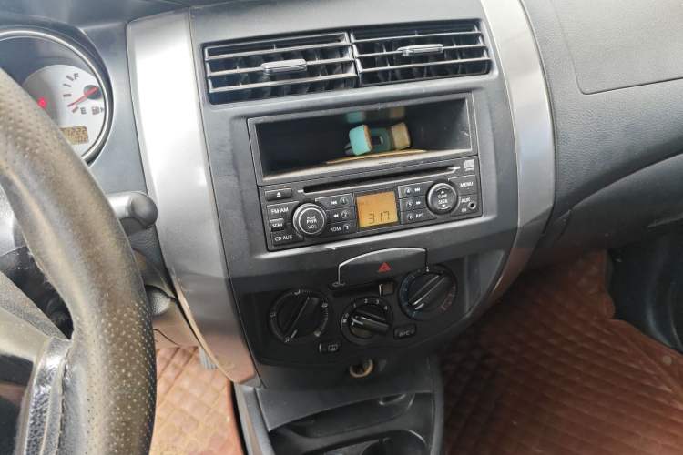 Used Nissan Livina 2010 Jingrui Edition 1.6L Manual Standard Model Audio And AC Panel