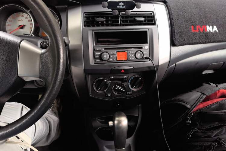 Used Nissan Livina 2010 Jingrui Edition 1.6L Automatic Smart High-End Model Audio And AC Panel