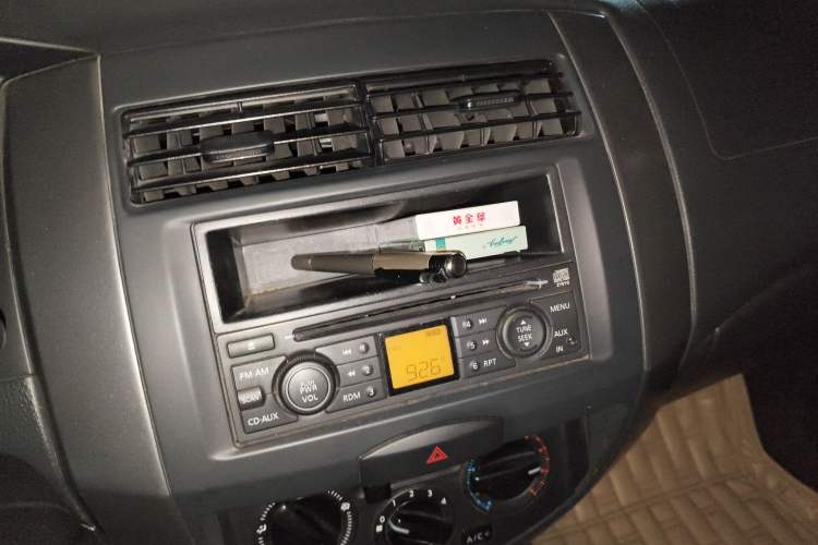 Used Nissan Livina 2010 Jingrui Edition 1.6L Manual Standard Model Audio And AC Panel