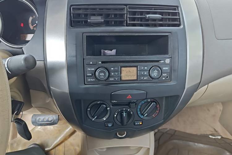 Used Nissan Livina 2010 Jingyue Edition 1.6L Automatic All-in-One Model Audio And AC Panel