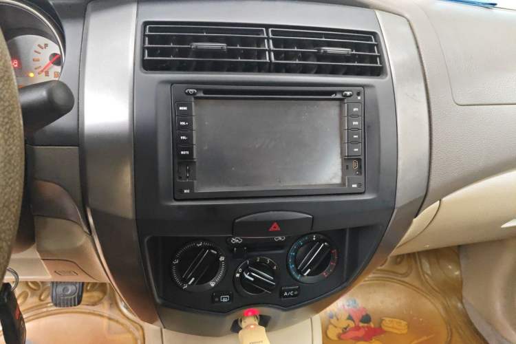 Used Nissan Livina 2010 Jingyue Edition 1.6L Manual Supercharged Model Audio And AC Panel
