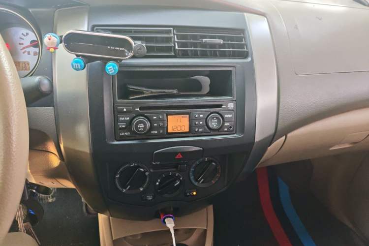 Used Nissan Livina 2010 Jingyue Edition 1.6L Manual All-Around Model Audio And AC Panel