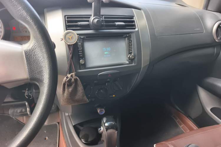 Used Nissan Livina 2010 JINRUI Edition 1.6L Automatic Standard Model Audio And AC Panel