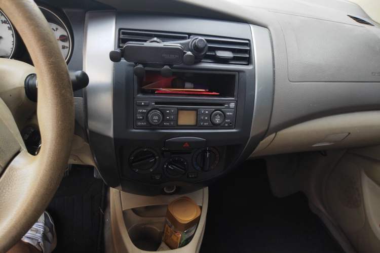 Used Nissan Livina 2010 Jingyue Edition 1.6L Manual All-Around Model Audio And AC Panel