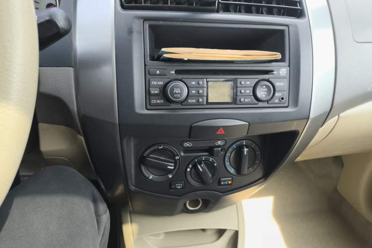 Used Nissan Livina 2010 Jingyue Edition 1.6L Manual All-Around Model Audio And AC Panel