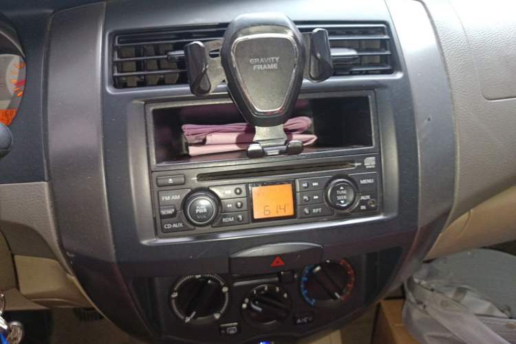 Used Nissan Livina 2010 Jingyue Edition 1.6L Manual All-Around Model Audio And AC Panel
