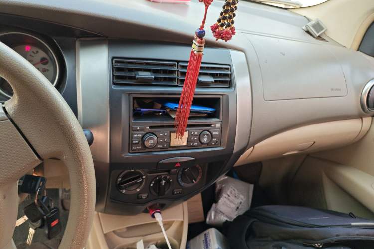 Used Nissan Livina 2010 Jingyue Edition 1.6L Manual All-Around Model Audio And AC Panel