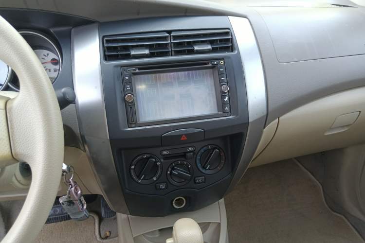 Used Nissan Livina 2010 Jingyue Edition 1.6L Automatic All-in-One Model Audio And AC Panel