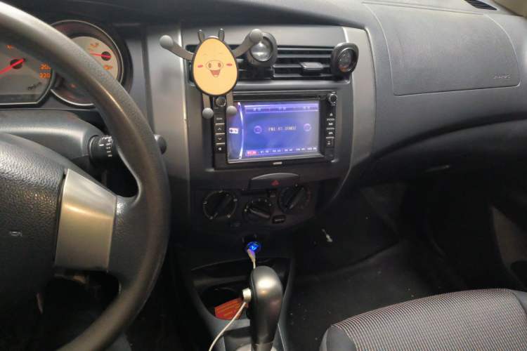 Used Nissan Livina 2010 Jingrui Edition 1.6L Automatic Smart Model Audio And AC Panel
