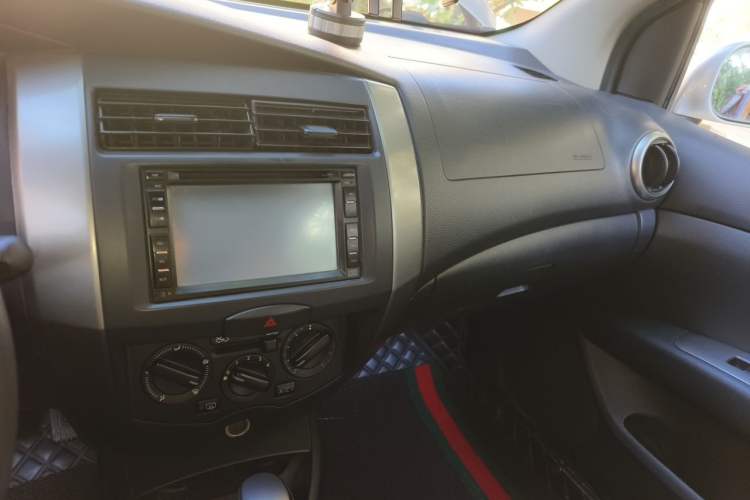 Used Nissan Livina 2010 Jingrui Edition 1.6L Automatic Smart Model Audio And AC Panel