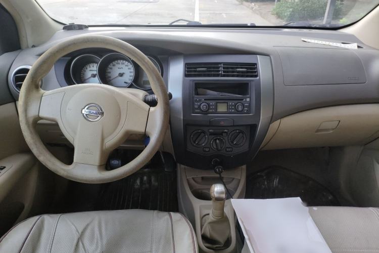 Used Nissan Livina 2010 Jingyue Edition 1.6L Manual All-Around Model Center Console