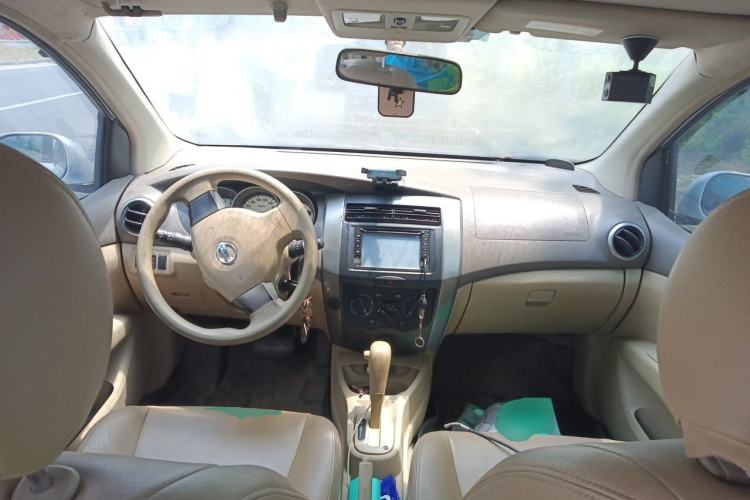 Used Nissan Livina 2010 Jingyue Edition 1.6L Automatic XuanNeng Model Center Console