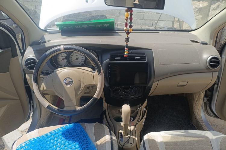 Used Nissan Livina 2010 Jingyue Edition 1.6L Automatic All-in-One Model Center Console