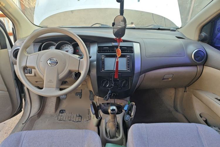 Used Nissan Livina 2010 Jingyue Edition 1.6L Manual All-Around Model Center Console