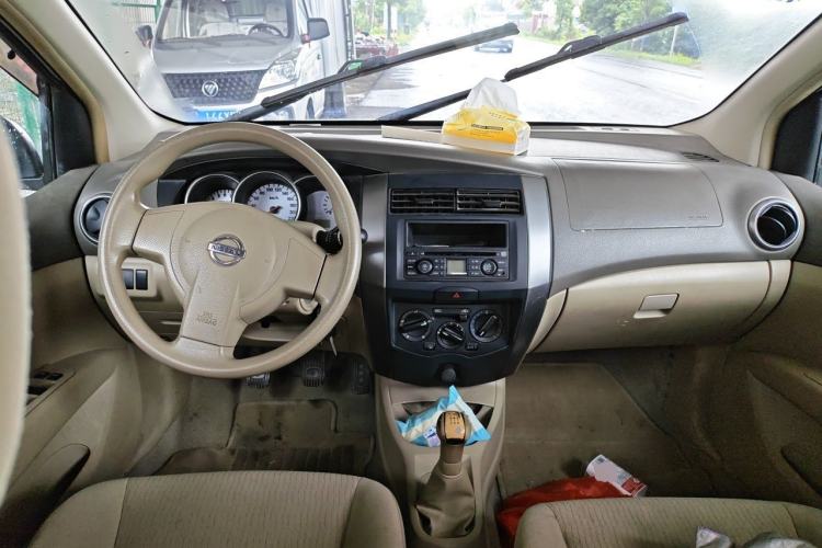 Used Nissan Livina 2010 Jingyue Edition 1.6L Manual All-Around Model Center Console