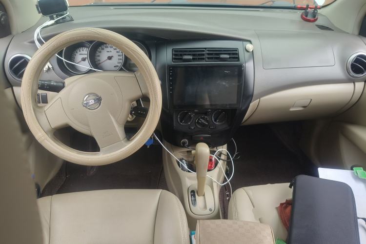 Used Nissan Livina 2010 Jingyue Edition 1.6L Automatic Supercharged Model Center Console