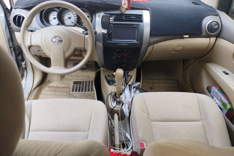 Used Nissan Livina 2010 Jingyue Edition 1.6L Automatic All-in-One Model Center Console