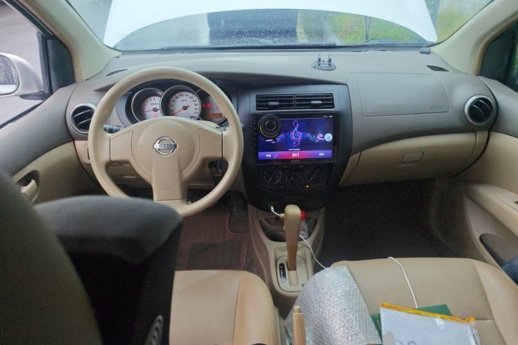 Used Nissan Livina 2010 Jingyue Edition 1.6L Automatic All-in-One Model Center Console