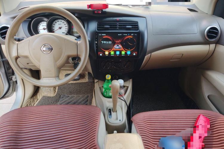 Used Nissan Livina 2010 Jingyue Edition 1.6L Automatic All-in-One Model Center Console