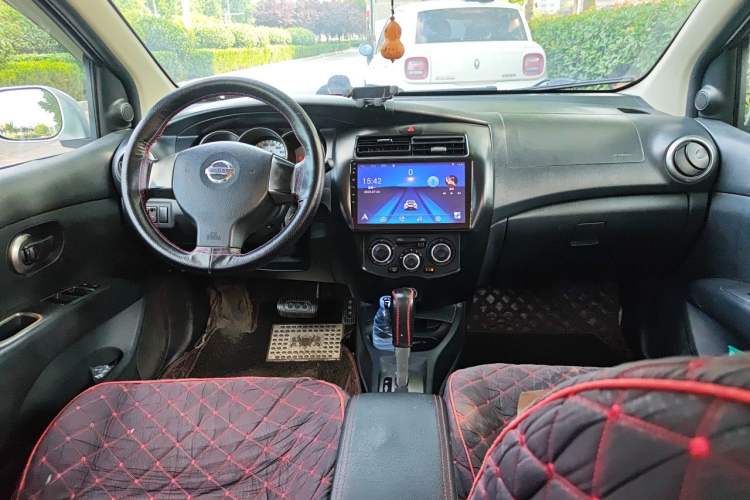 Used Nissan Livina 2010 Jingrui Edition 1.6L Automatic Smart Model Center Console