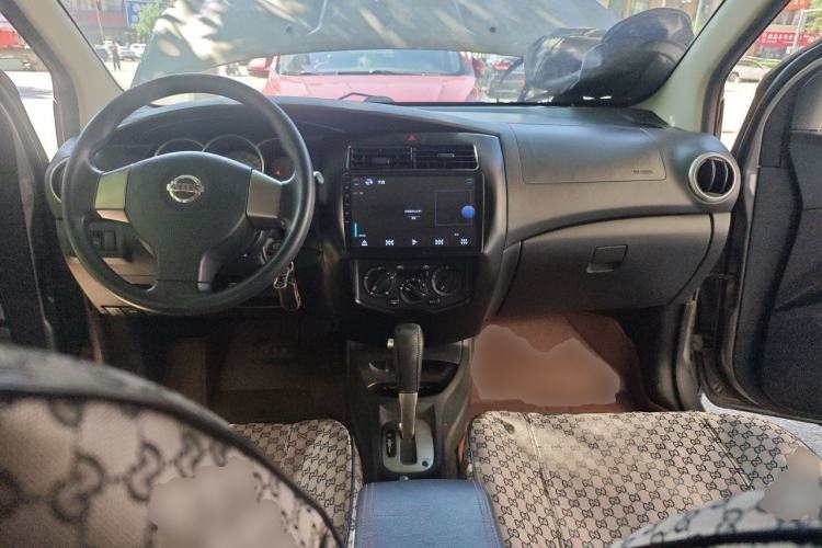 Used Nissan Livina 2010 JINRUI Edition 1.6L Automatic Standard Model Center Console