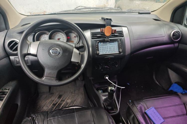 Used Nissan Livina 2010 Jingrui Edition 1.6L Manual Standard Model Center Console