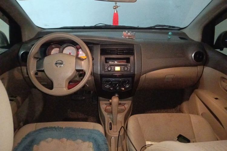 Used Nissan Livina 2010 Jingyue Edition 1.6L Automatic Supercharged Model Center Console