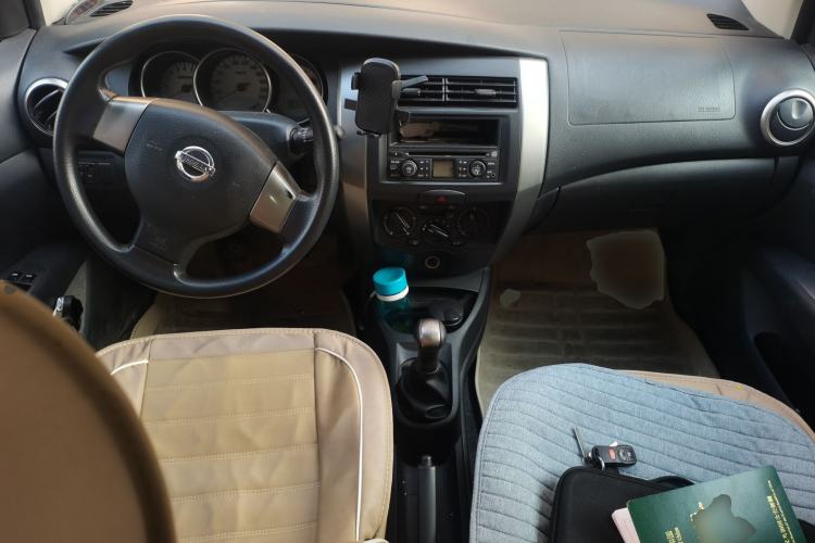 Used Nissan Livina 2010 Jingrui Edition 1.6L Manual Standard Model Center Console