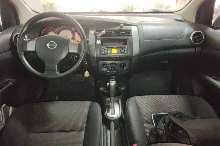 Used Nissan Livina 2010 JINRUI Edition 1.6L Automatic Standard Model Center Console