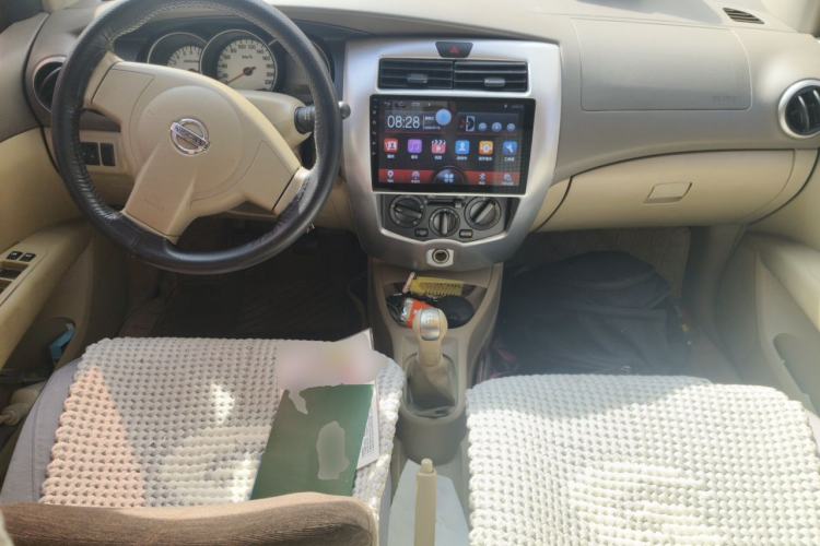 Used Nissan Livina 2010 Jingyue Edition 1.6L Manual All-Around Model Center Console