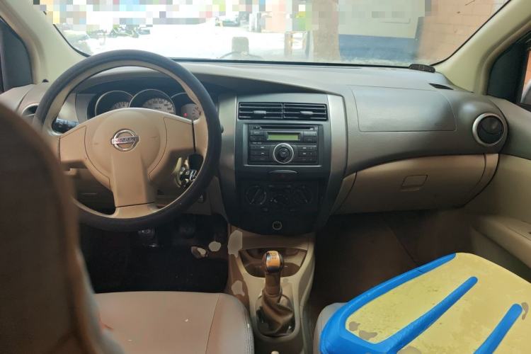 Used Nissan Livina 2010 Jingyue Edition 1.6L Manual All-Around Model Center Console