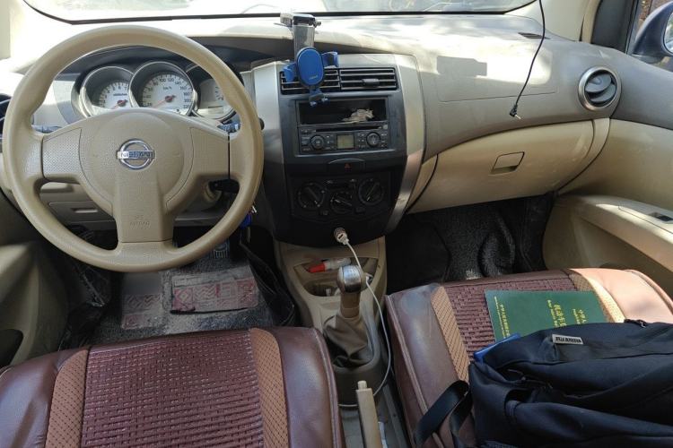 Used Nissan Livina 2010 Jingyue Edition 1.6L Manual All-Around Model Center Console